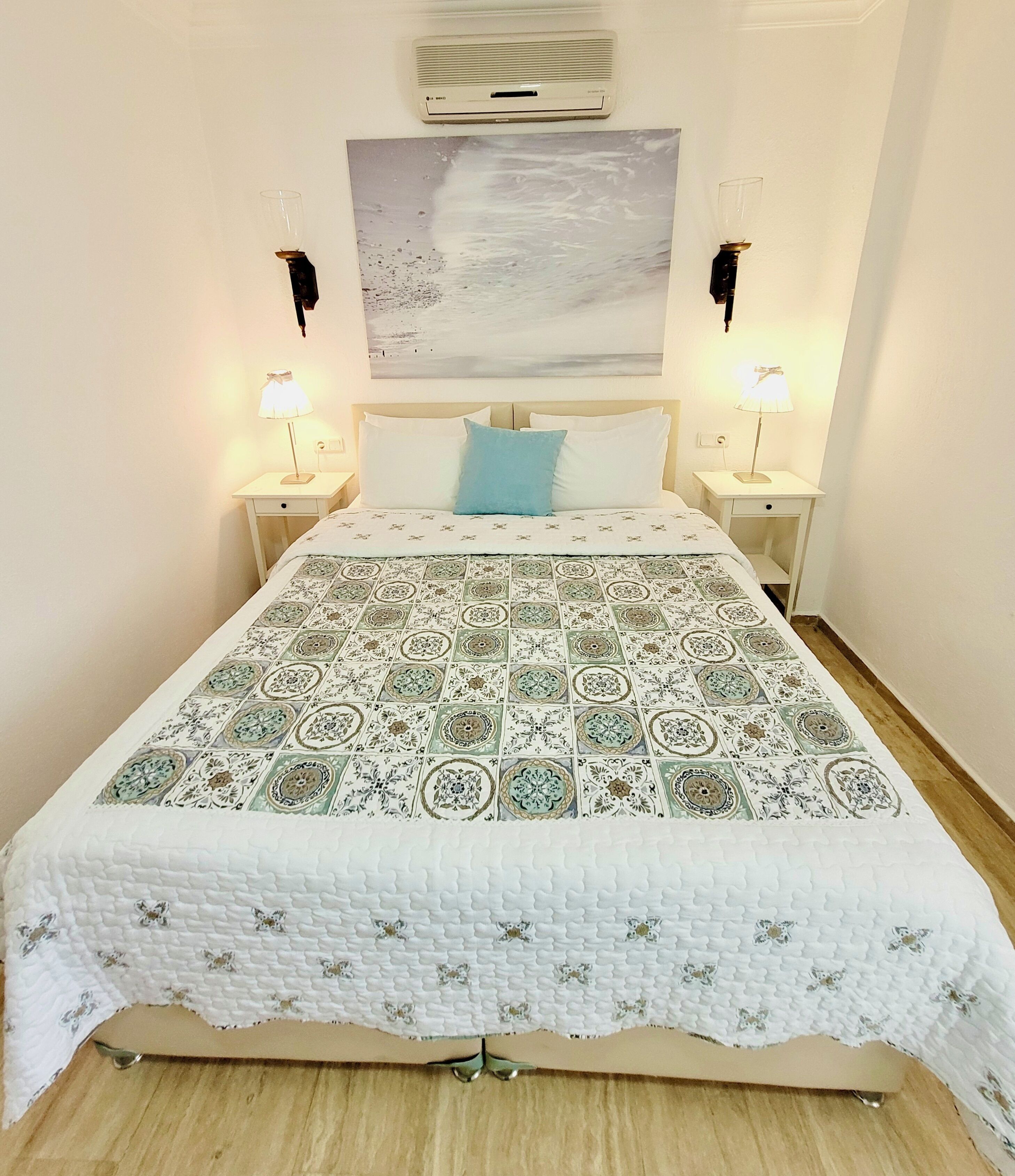 خزنة داخل الغرفة وتجهيزات عازلة للصوت وواي فاي مجانًا وملاءات أسرّة