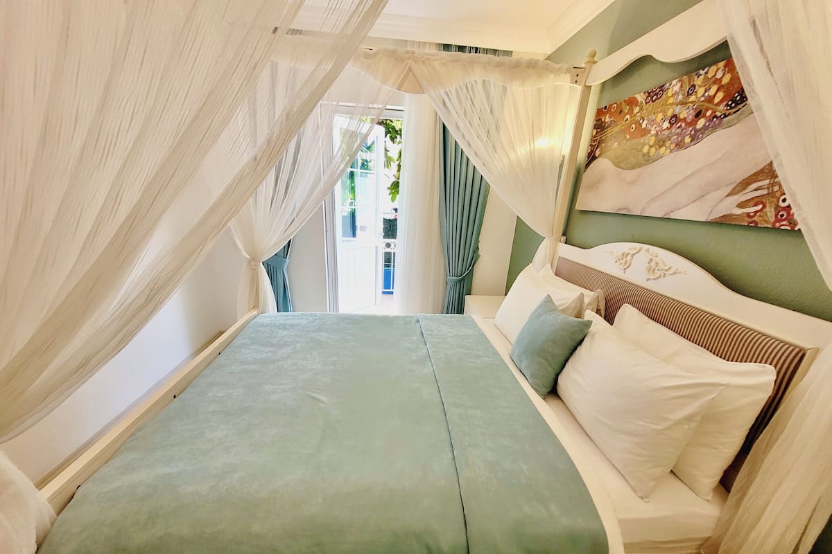 خزنة داخل الغرفة وتجهيزات عازلة للصوت وواي فاي مجانًا وملاءات أسرّة