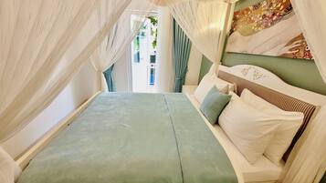 Comfort Suite | In-room safe, soundproofing, free WiFi, bed sheets