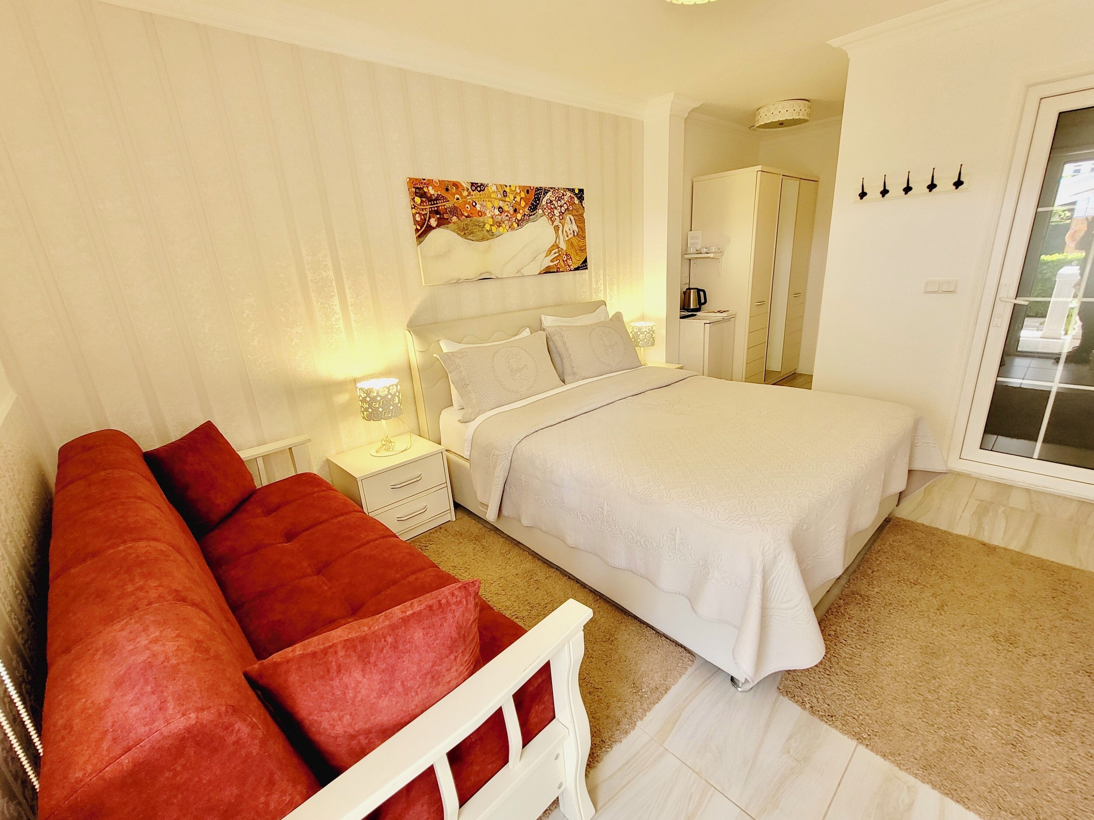 خزنة داخل الغرفة وتجهيزات عازلة للصوت وواي فاي مجانًا وملاءات أسرّة