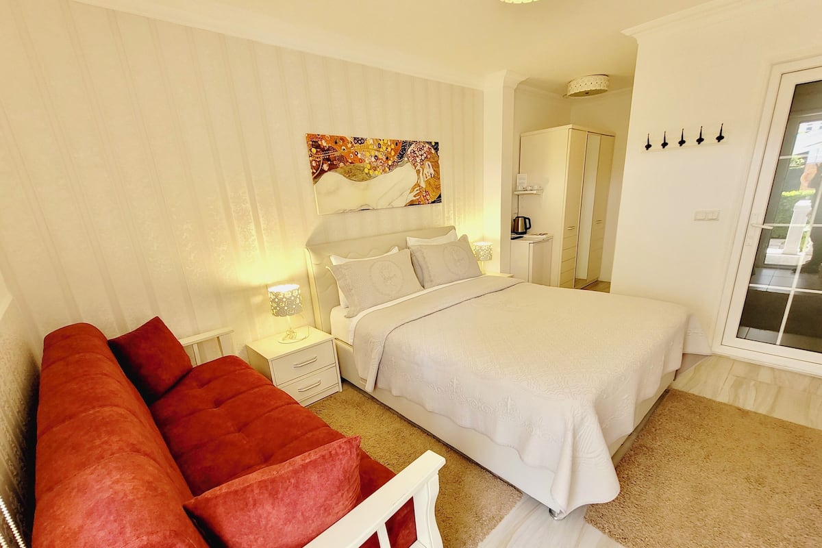 خزنة داخل الغرفة وتجهيزات عازلة للصوت وواي فاي مجانًا وملاءات أسرّة