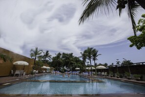 2 outdoor pools
