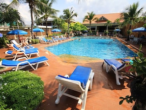 2 piscines extérieures