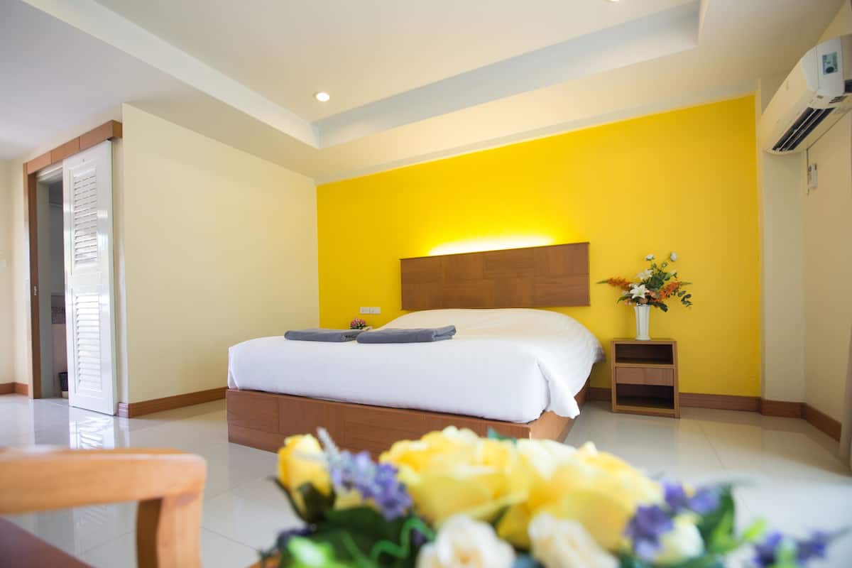 Superior Room, Balcony | Bar mini, peti besi dalam bilik, meja, langsir/tirai gelap terus