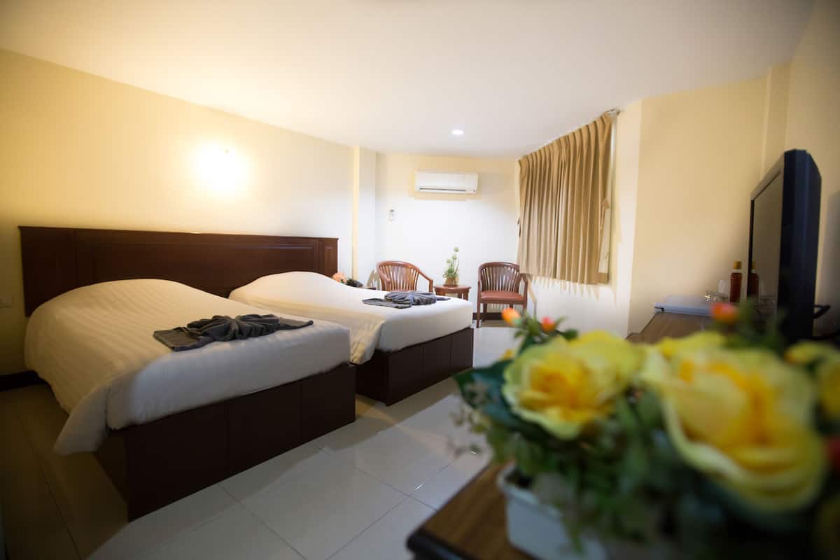 Superior Twin Room | Bar mini, peti besi dalam bilik, meja, langsir/tirai gelap terus