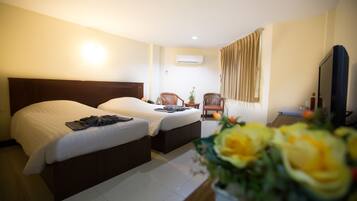 Superior Twin Room | Minibar, in-room safe, desk, blackout drapes