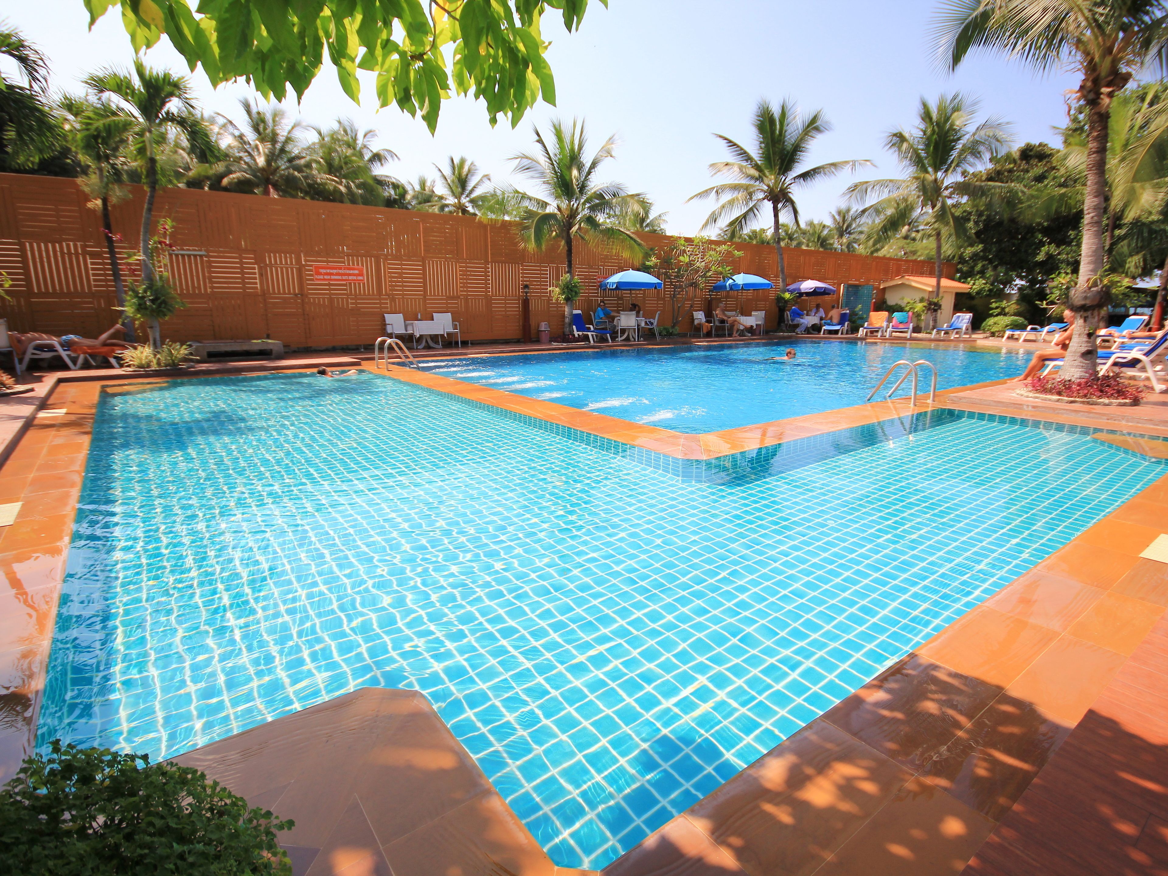 2 outdoor pools