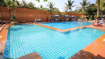 2 outdoor pools