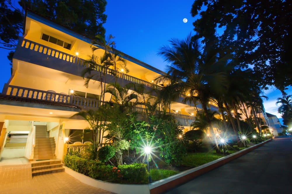Twin Palms Resort