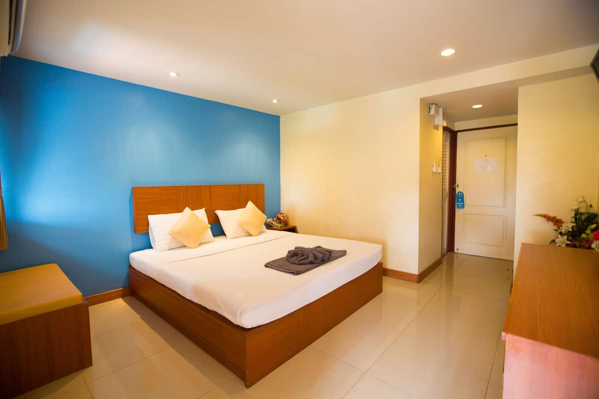 Standard Double Room | Bar mini, peti besi dalam bilik, meja, langsir/tirai gelap terus