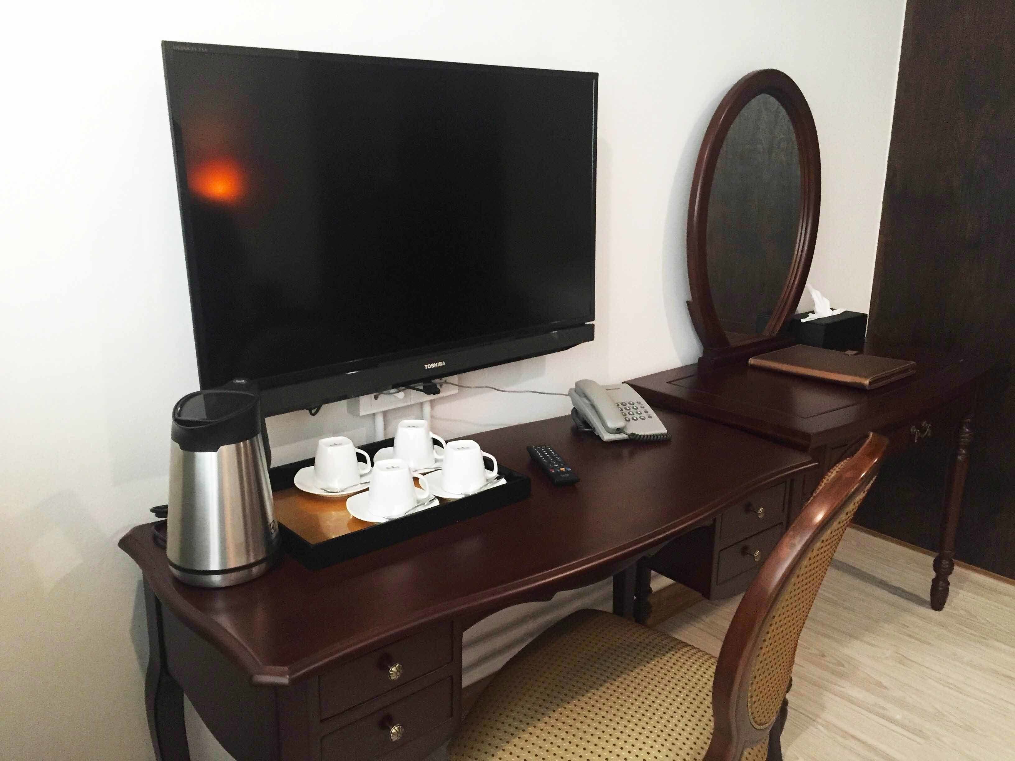 family room | living area | 32-inch flat-screen tv with cable channels, tv