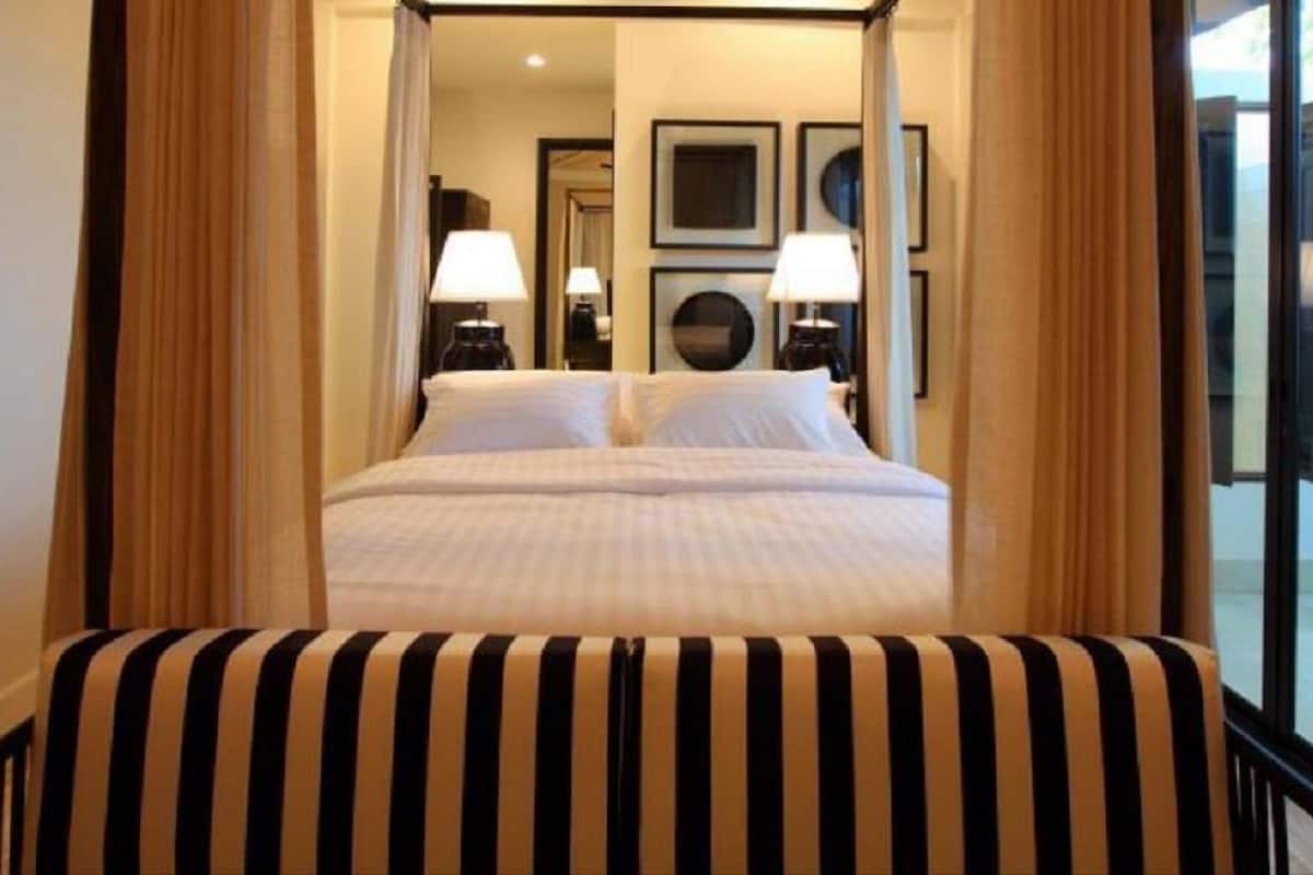 99 Deluxe Double | 2 bedrooms, pillowtop beds, free minibar items, in-room safe