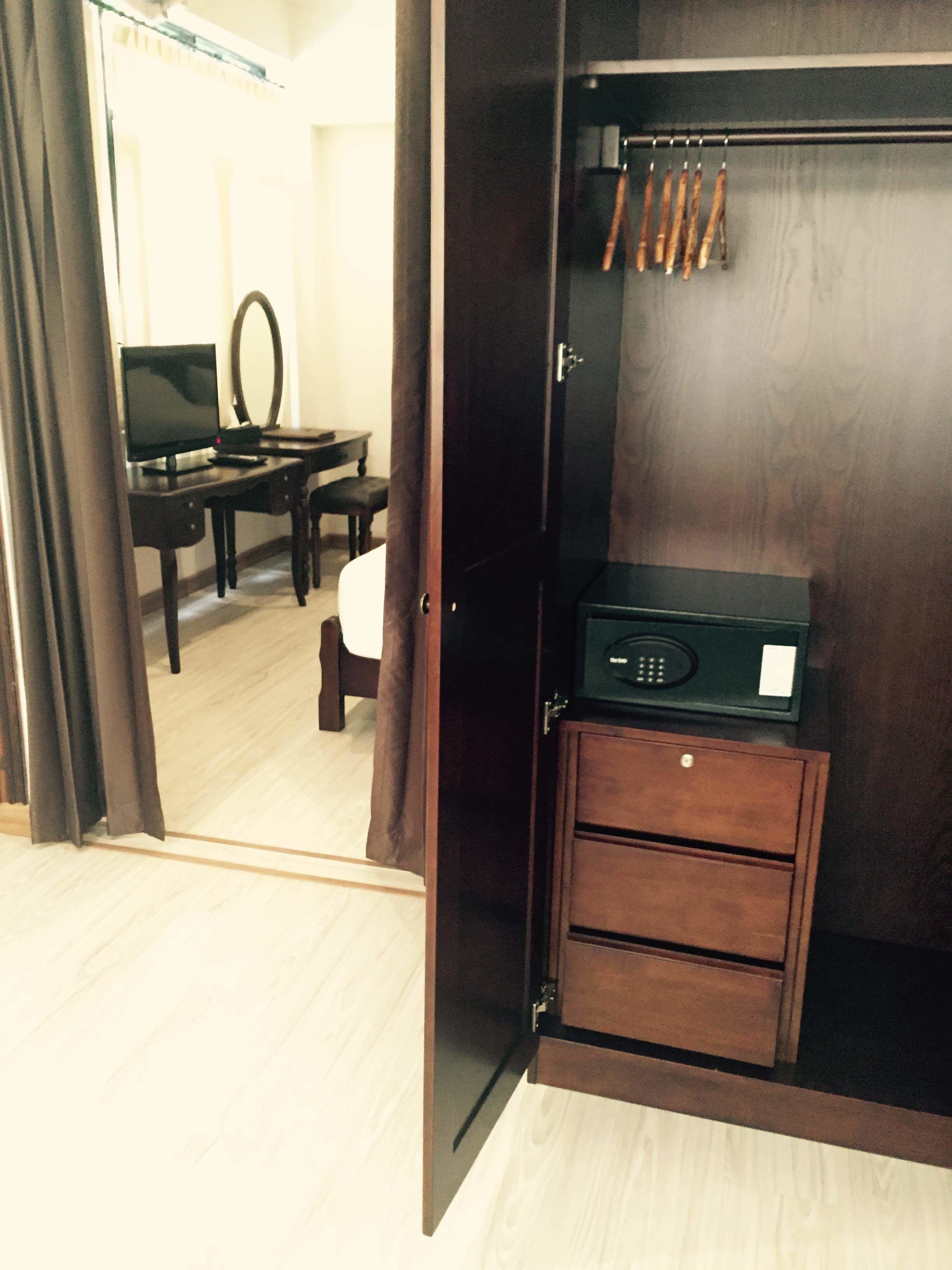 family room | 2 bedrooms, pillow-top beds, free minibar items, in-room safe