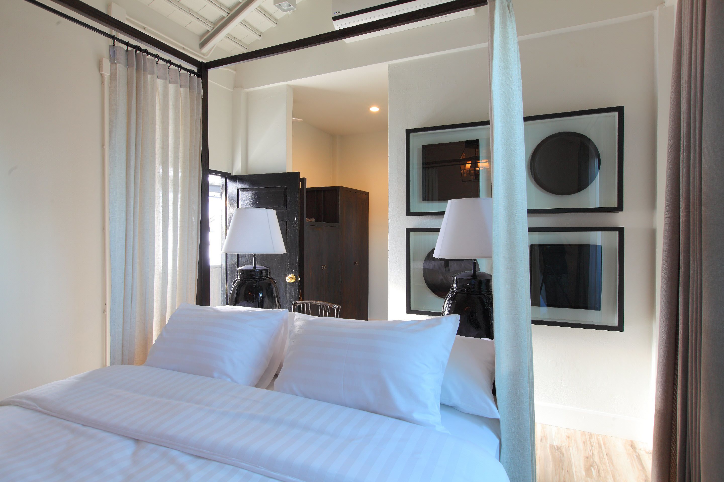 99 deluxe double | 2 bedrooms, pillow-top beds, free minibar items, in-room safe