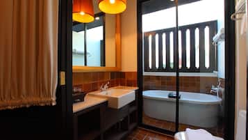 99 Deluxe Double | Bathroom | Shower, free toiletries, hair dryer, slippers