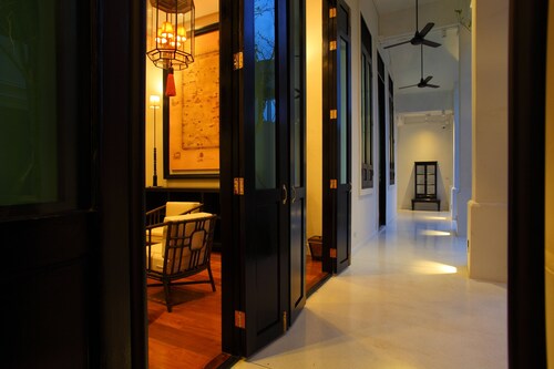 99 The Gallery Hotel