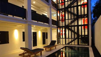 Habitación familiar | Piscina | Una piscina al aire libre