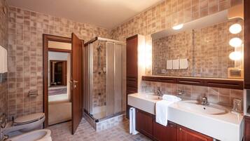 Apartment, 4 Bedrooms, Patio, Mountain View (cleaningfee 120 EUR) | Bathroom | Free toiletries, hair dryer, towels