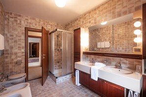 Apartment, 4 Bedrooms, Patio, Mountain View (additional cleaning fee 120 EUR) | Bilik Mandi | Kelengkapan dandanan diri percuma, pengering rambut, tuala disediakan 