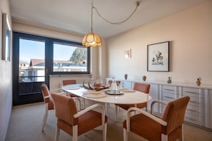 Apartamento, 4 quartos, varanda, vista para a montanha (additional cleaning fee 120 EUR) | Opções para refeição no quarto