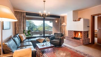 Appartamento, 4 camere da letto, patio, vista montagna (additional cleaning fee 120 EUR) | Soggiorno | TV a schermo piatto