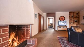 Apartment, 4 Bedrooms, Patio, Mountain View (cleaningfee 120 EUR) | Living room | Flat-screen TV