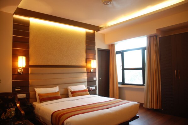 Minibar, in-room safe, individually decorated, blackout curtains - Hotel Metro Heights (New Delhi)