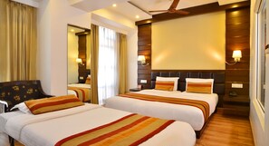 Triple Room | In-room dining - Hotel Metro Heights (New Delhi)