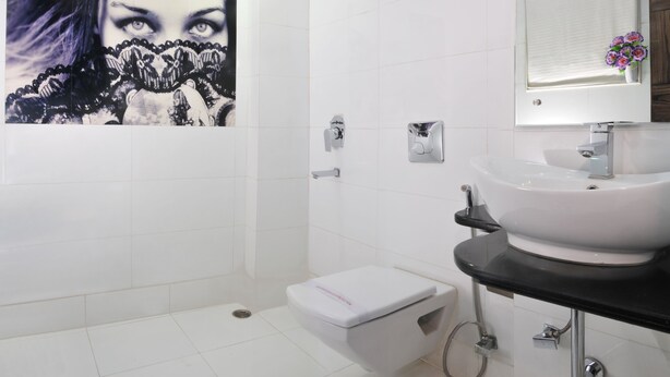 Familien-Doppel- oder -Zweibettzimmer | Badezimmer | Dusche, kostenlose Toilettenartikel, Haartrockner, Hausschuhe