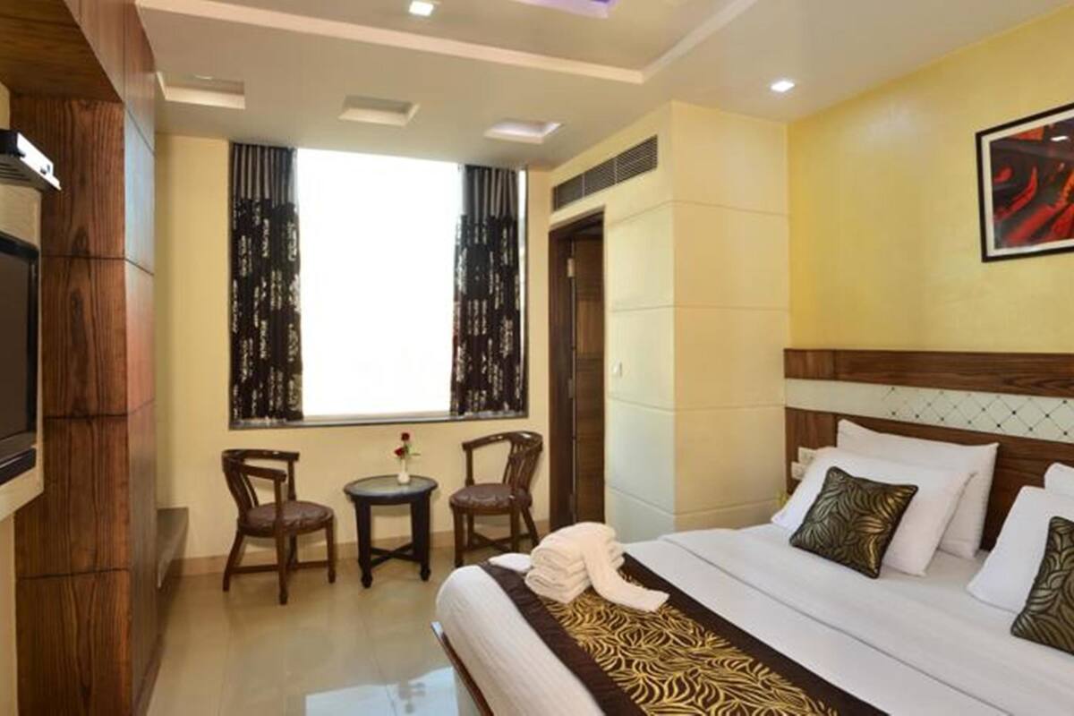Deluxe Double Room | Minibar (some free items), in-room safe, desk