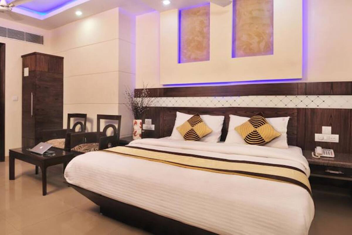 Executive Double Room, 1 Double Bed, City View | Minibar (some free items), in-room safe, desk