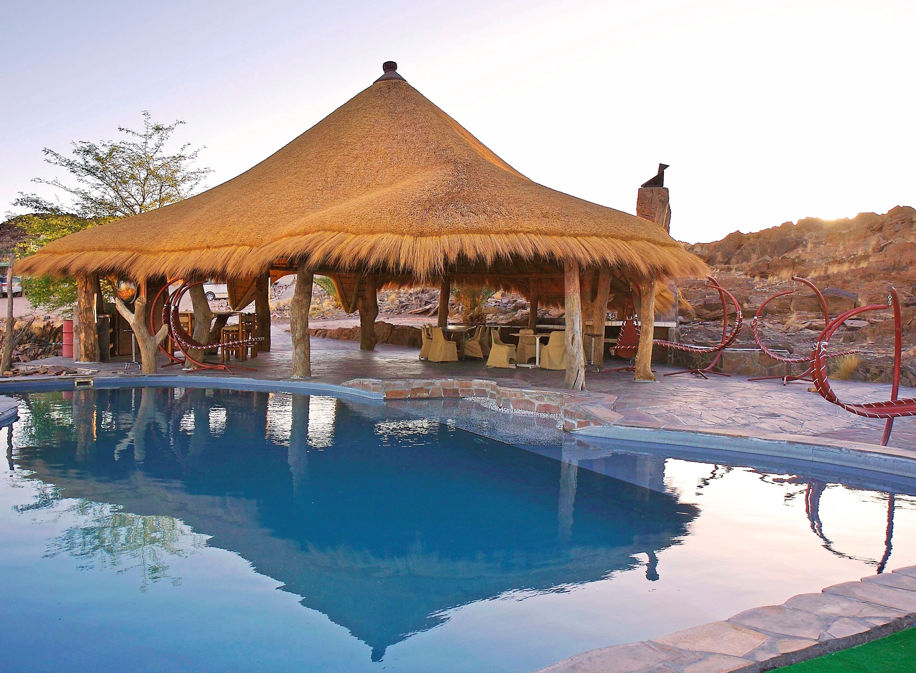 Una piscina al aire libre, tumbonas