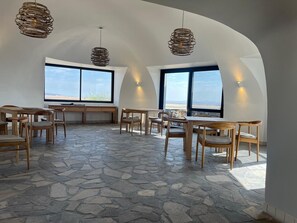 Petit déjeuner, déjeuner et dîner servis sur place