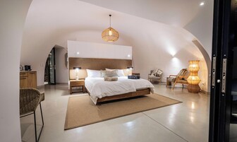 Premium bedding, minibar, in-room safe, bed sheets