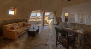 Ropa de cama de alta calidad y caja de seguridad en la habitación 