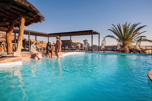Outdoor pool, pool loungers - Rostock Ritz Desert Lodge (Solitaire)