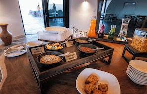 Free daily buffet breakfast - Rostock Ritz Desert Lodge (Solitaire)