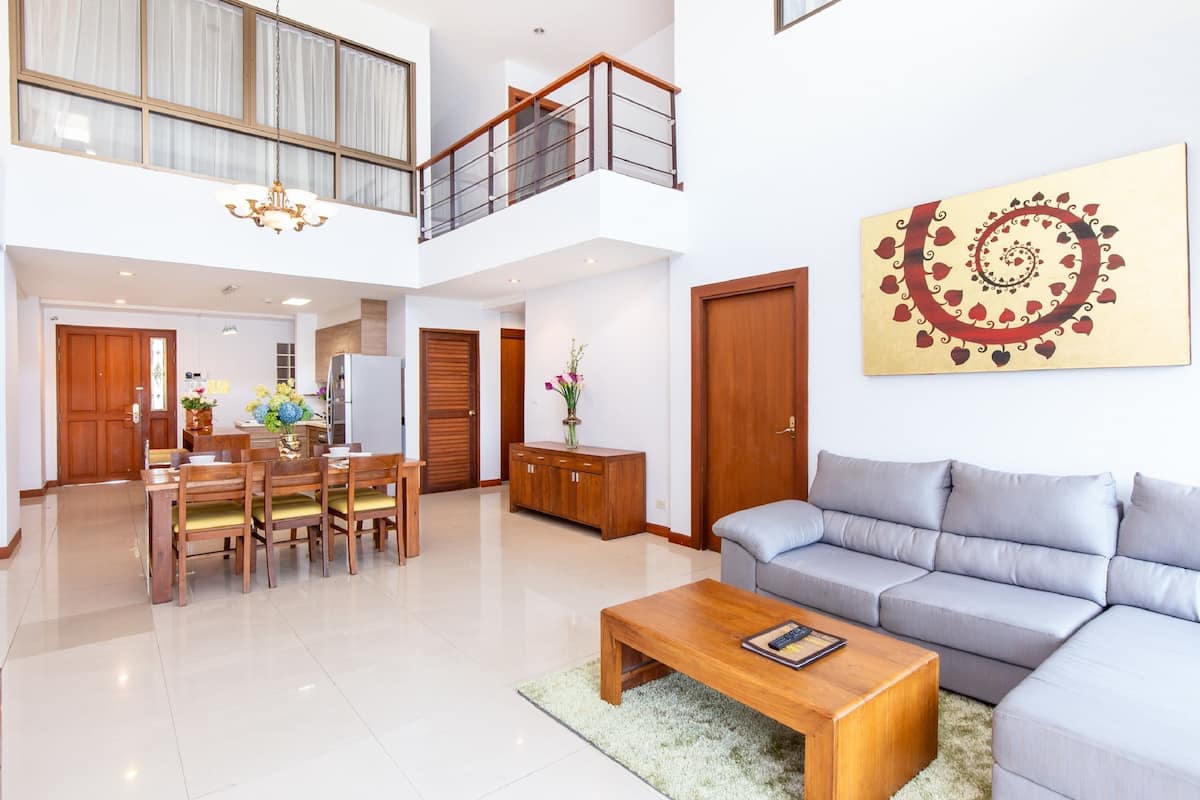 Grand Royal Family Suites 5 Bedrooms | Area soggiorno | TV 40 pollici con canali via cavo