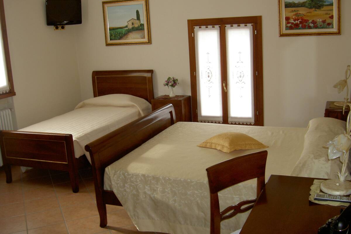 Triple Room | In-room safe, soundproofing, free WiFi