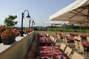 Se sirven cenas y cocina italiana; con vista al jardín