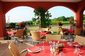 Se sirven cenas y cocina italiana; con vista al jardín