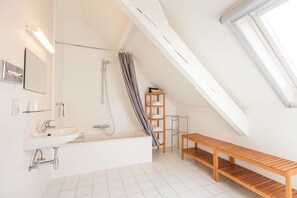 Appartement XXL (1-6 p.) | Bathroom | Free toiletries, hair dryer, towels, soap - Bonobo Apartments (Bruges)