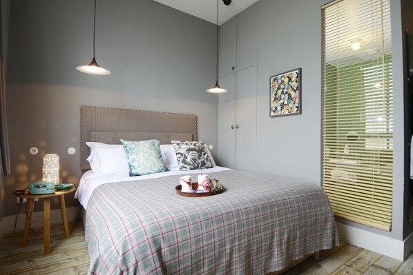 Habitación clásica con 1 cama matrimonial o 2 individuales | Ropa de cama de alta calidad y minibar 