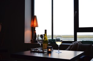 高档床上用品、迷你吧、客房内保险箱、办公桌