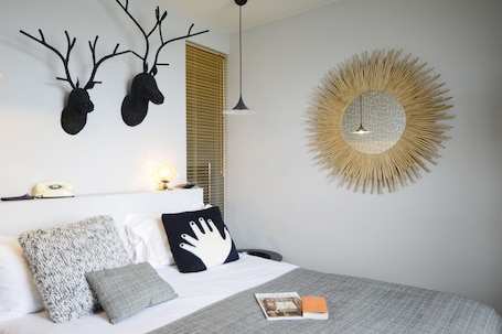 Premium bedding, minibar, in-room safe, desk. Hôtel Les Pilotes