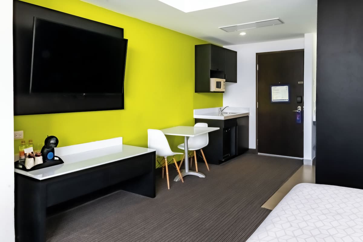 Suite, 1 très grand lit | 1 chambre, coffres-forts dans les chambres, bureau