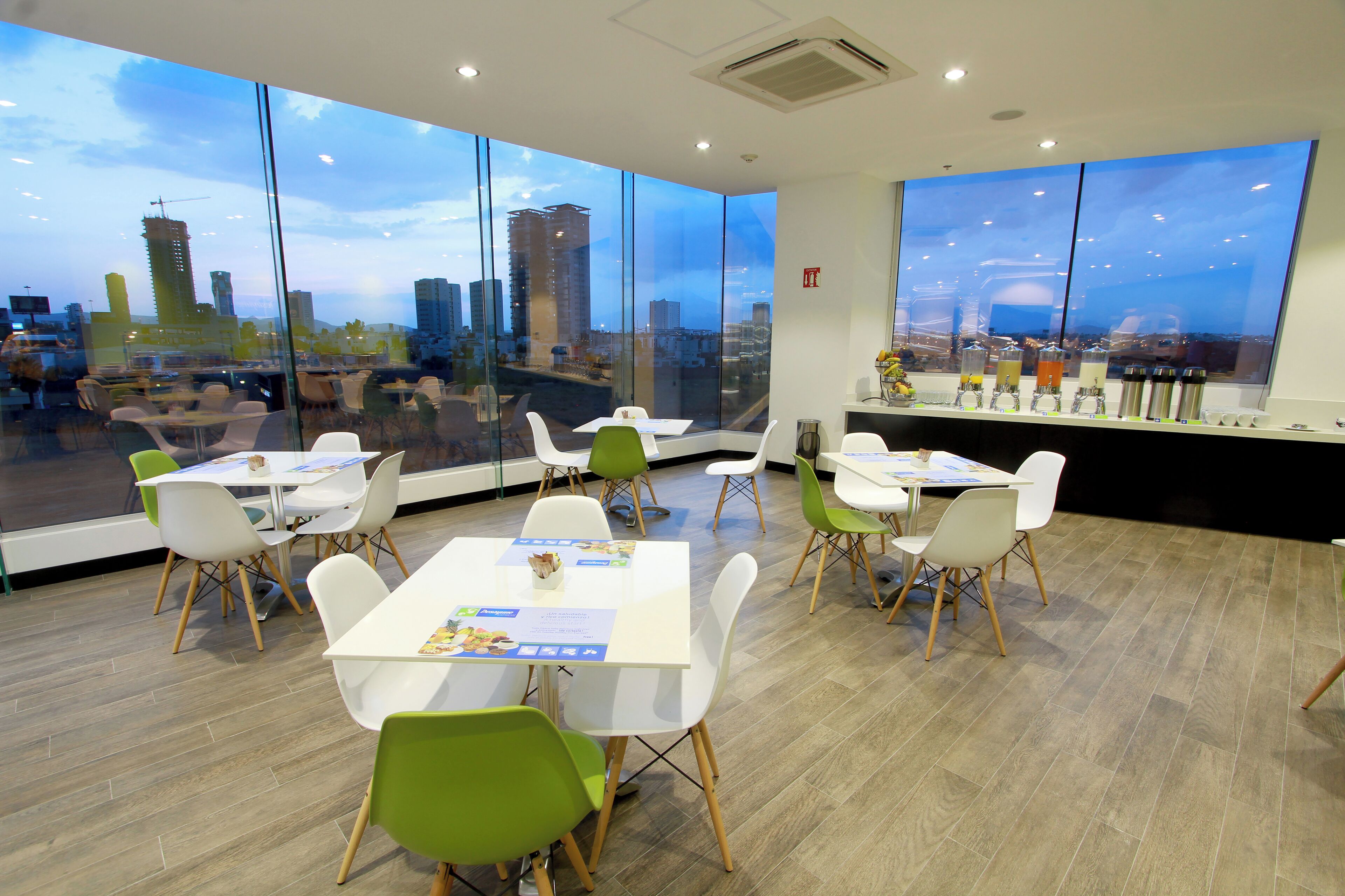 含每日吃到飽早餐