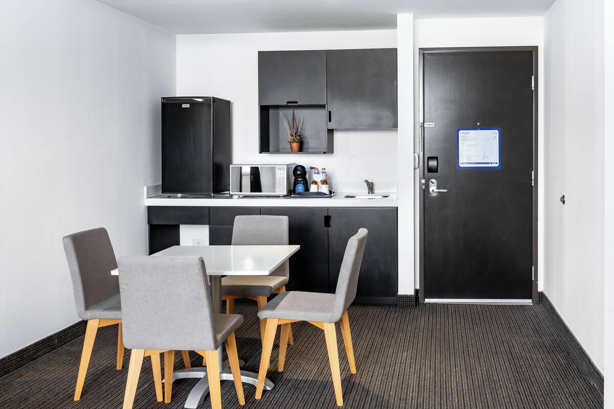 Suite | In-room safe, desk, blackout drapes, iron/ironing board