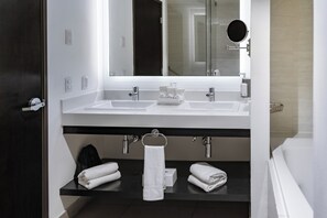 Suite | Badkamer | Een regendouche,  milieuvriendelijk toiletgerief, een haardroger