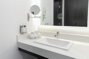 Regadera tipo lluvia, secadora de cabello, toallas, jabón